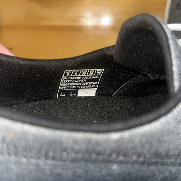 NIB** Skechers slip in size 9 - Picture 7 of 7